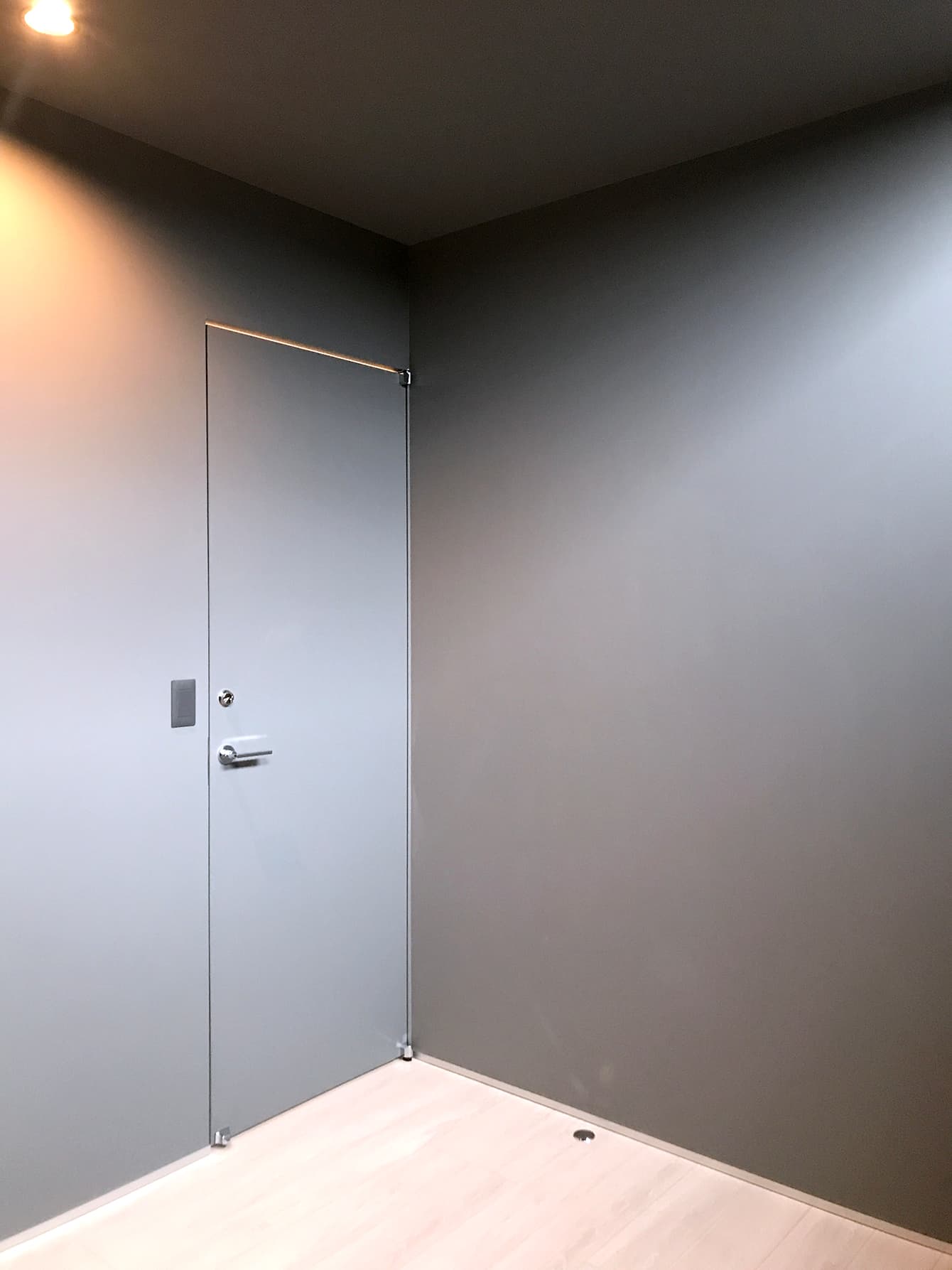 ドアノブもシンプルで、壁とドアが同化。